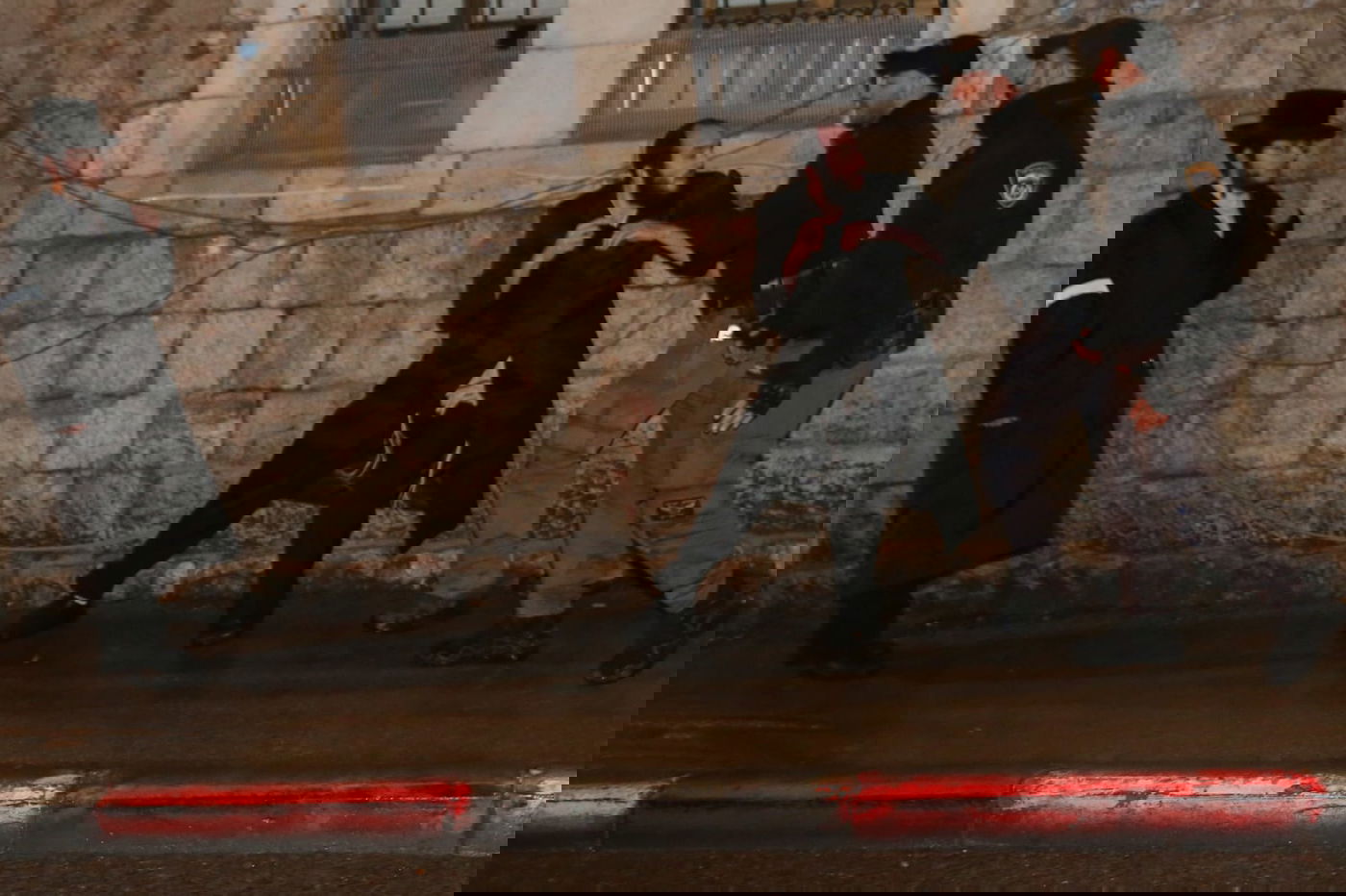 צפו: השוטרים הסירו את בובת החייל החרדי