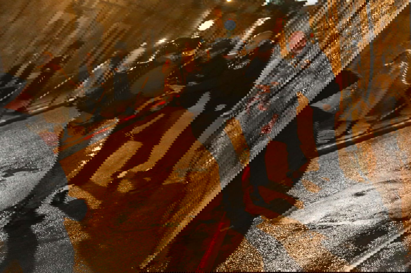 צפו: השוטרים הסירו את בובת החייל החרדי