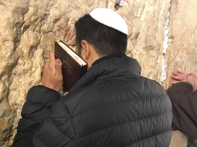 תיעוד: הזמר עידן יניב בתפילה בכותל המערבי