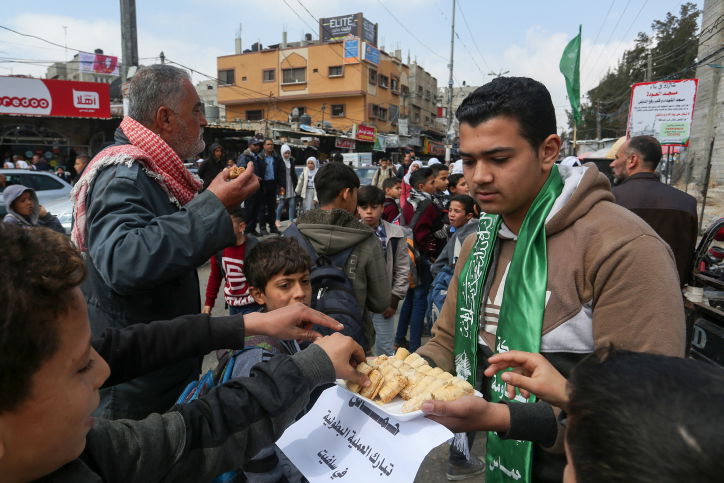 מחלקים ממתקים בעזה