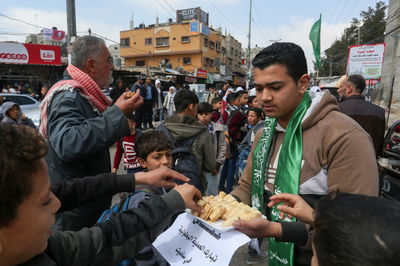 מחלקים ממתקים בעזה