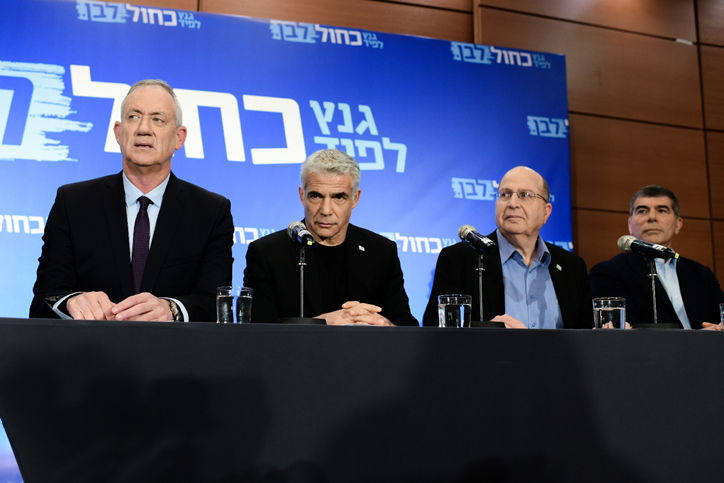 כחול לבן, הערב