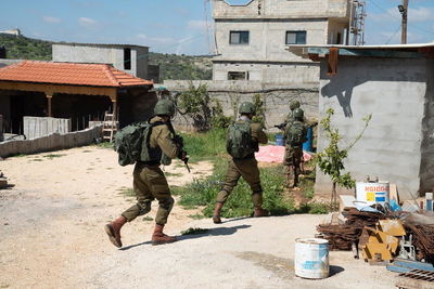 צפו במרדף אחר המחבל: מי מעניק לו סיוע?