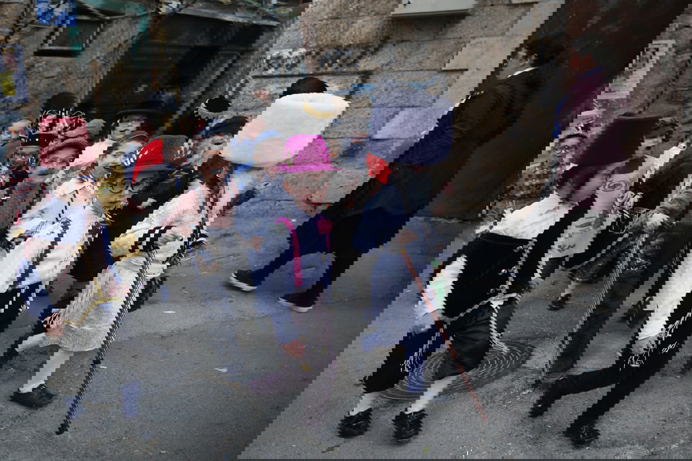 בסמטאות מאה שערים: הילדים חגגו "פורים רב"