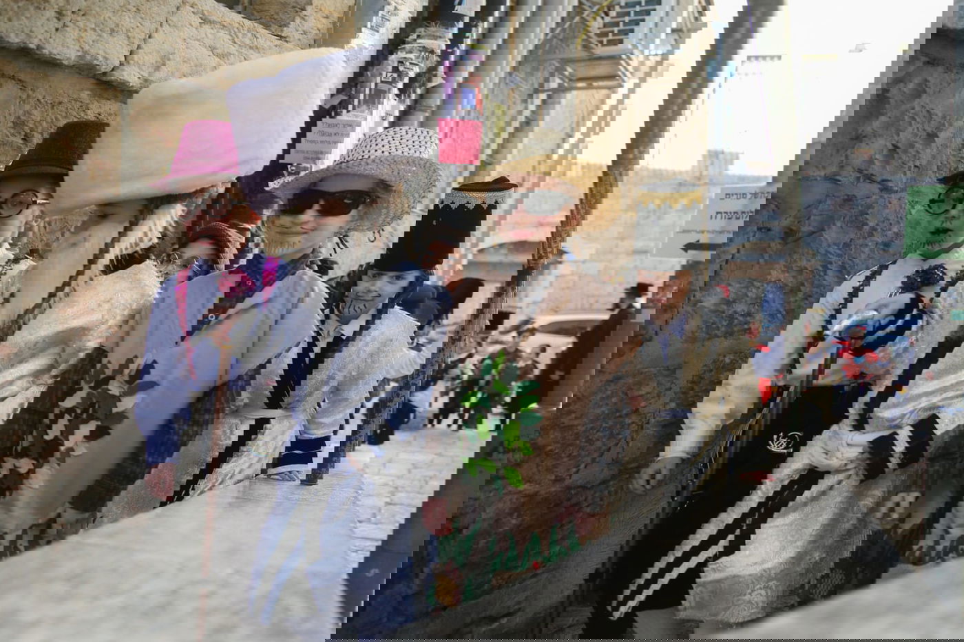 בסמטאות מאה שערים: הילדים חגגו "פורים רב"