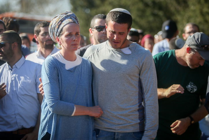 משפחת אטינגר בהלוויה