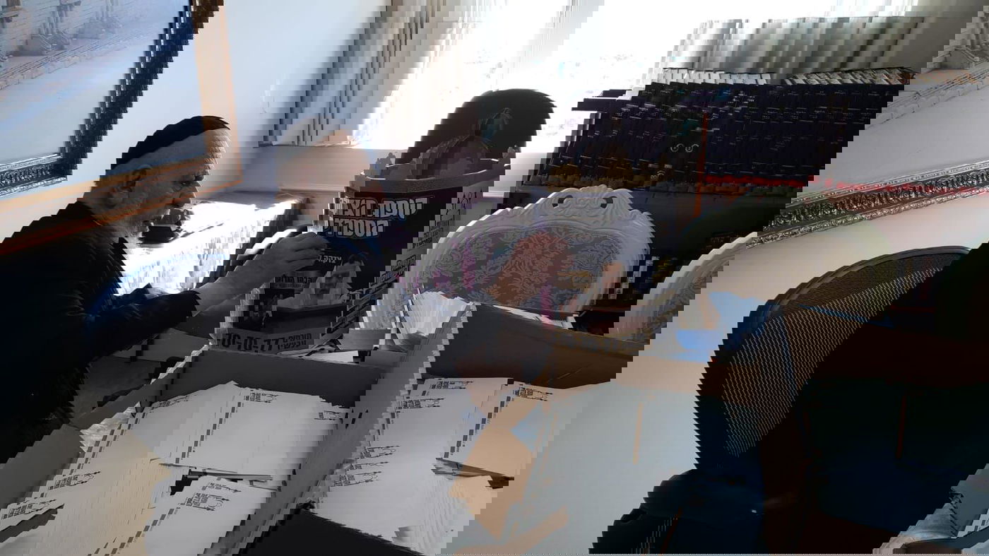 הקופה הספרדית מחלקת מתנות לאביונים