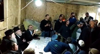 צפו: שוטרים פרצו לשיעור של הרב דב ליאור