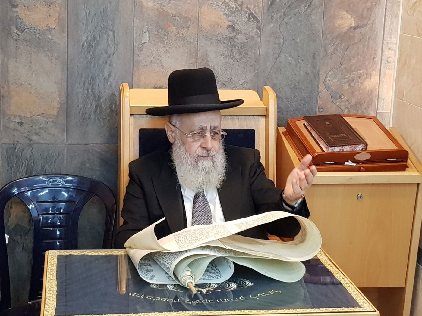 הגר"י יוסף בקריאת המגילה