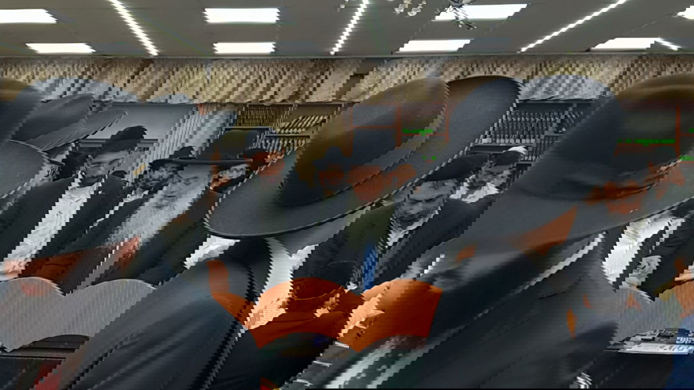 הרב יגאל כהן בעת קריאת המגילה • גלריה