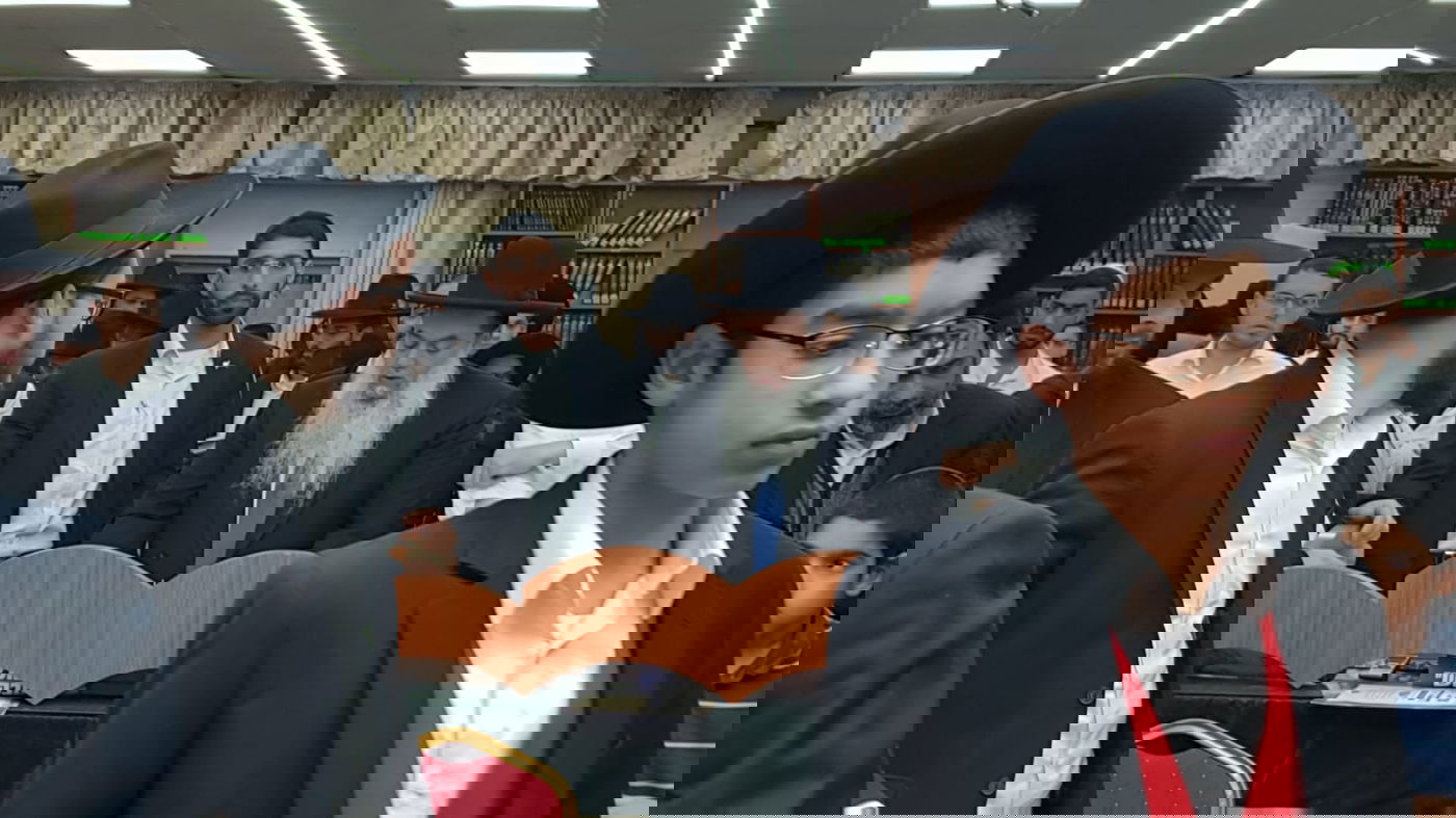 הרב יגאל כהן בעת קריאת המגילה • גלריה