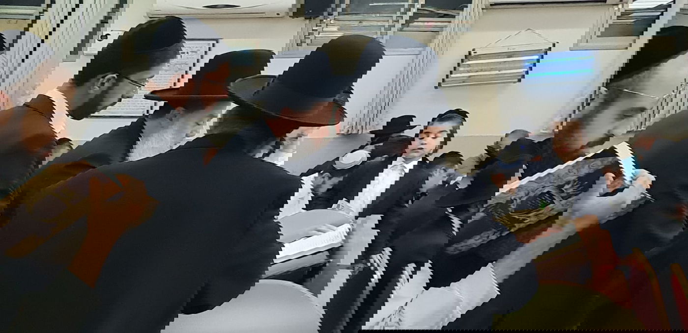 הרב יגאל כהן בעת קריאת המגילה • גלריה