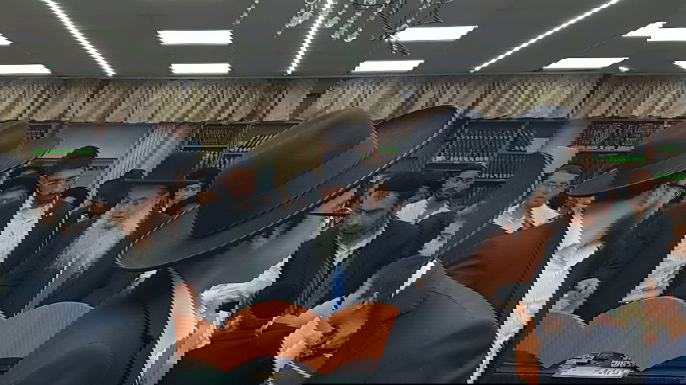 הרב יגאל כהן בעת קריאת המגילה • גלריה