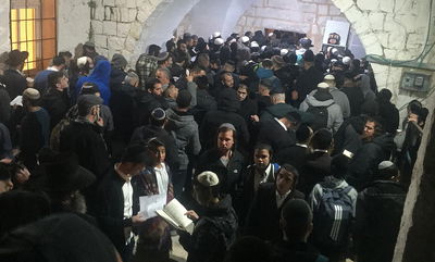 קבר יוסף, הלילה