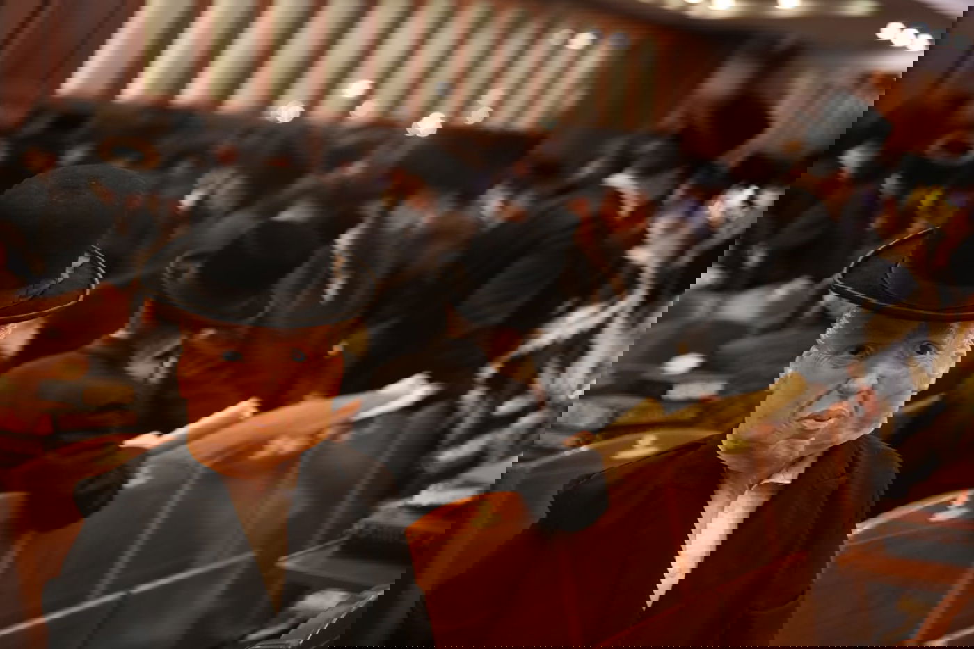 האדמו"ר מבעלזא בקריאת המגילה • תיעוד