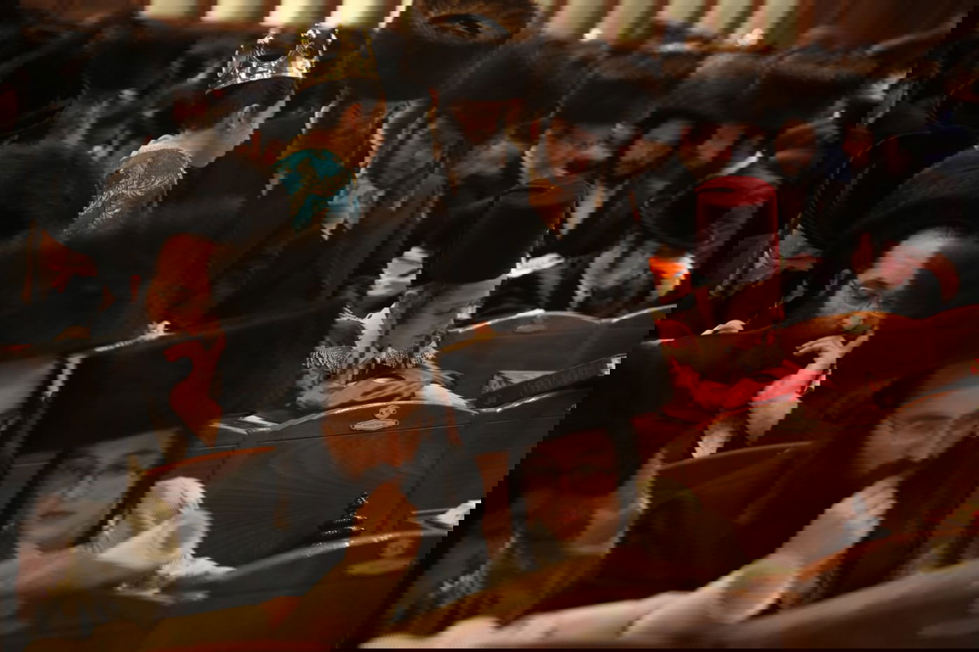 האדמו"ר מבעלזא בקריאת המגילה • תיעוד