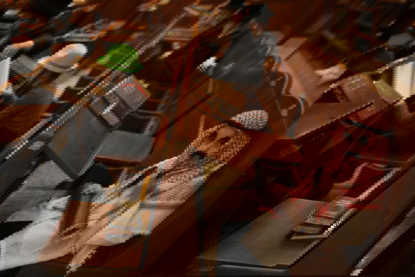 האדמו"ר מבעלזא בקריאת המגילה • תיעוד