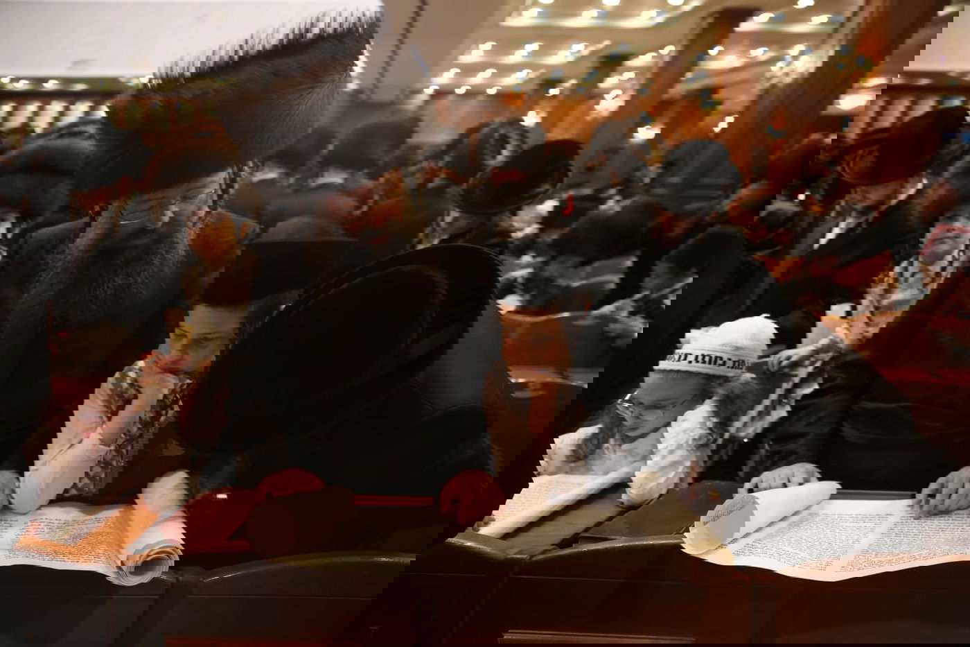 האדמו"ר מבעלזא בקריאת המגילה • תיעוד