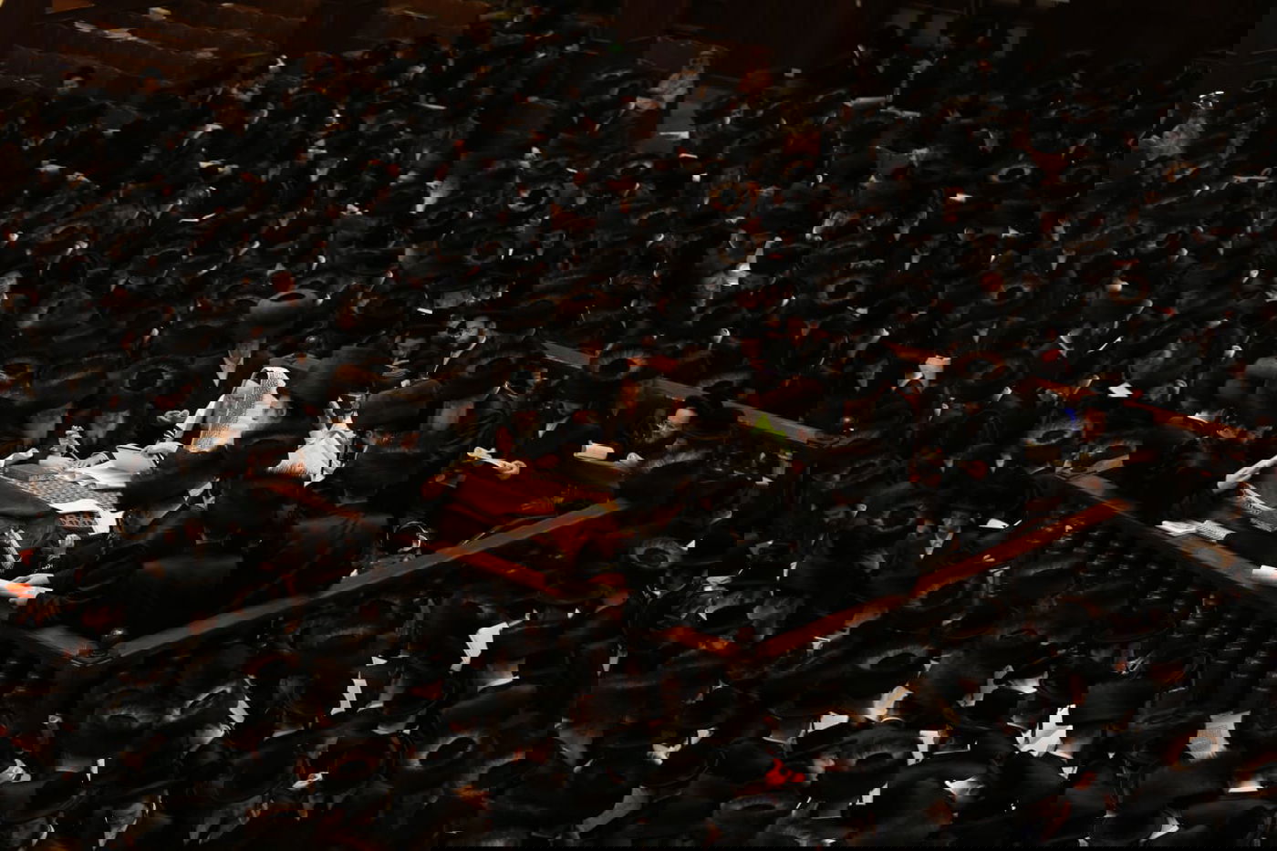 האדמו"ר מבעלזא בקריאת המגילה • תיעוד