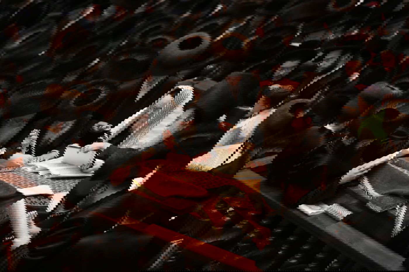 האדמו"ר מבעלזא בקריאת המגילה • תיעוד