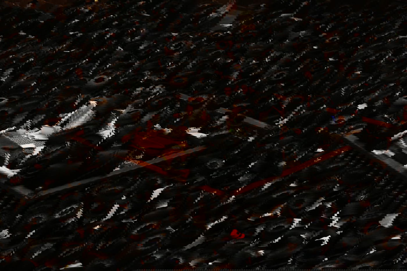 האדמו"ר מבעלזא בקריאת המגילה • תיעוד