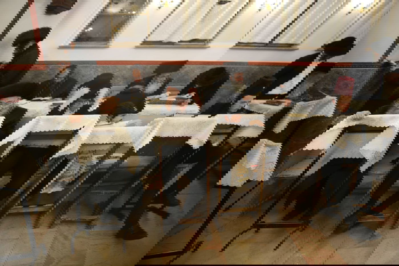 תיעוד: קריאת המגילה בשכונת מאה שערים