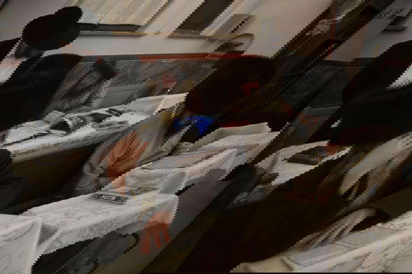 תיעוד: קריאת המגילה בשכונת מאה שערים