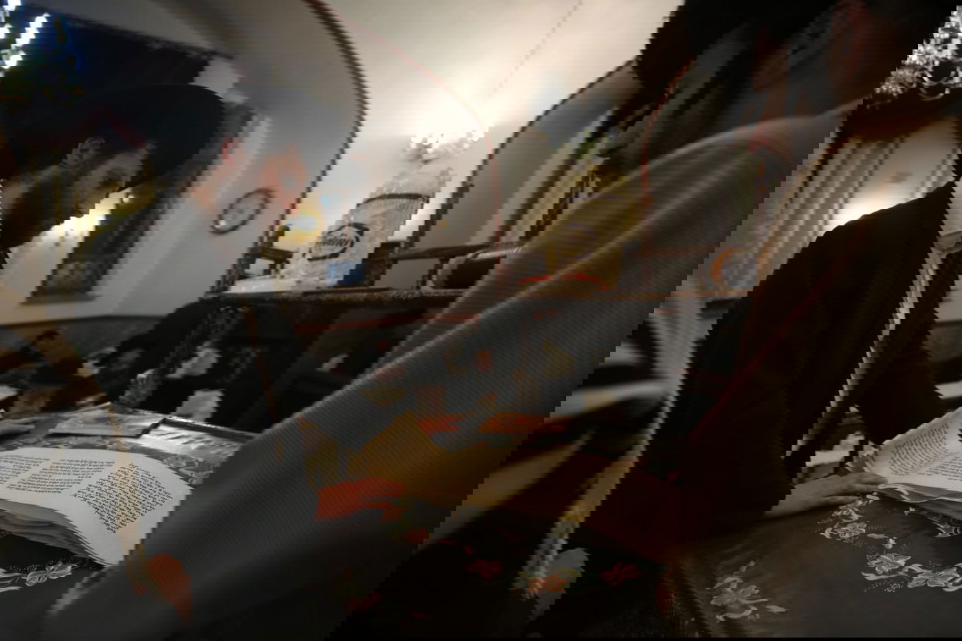 תיעוד: קריאת המגילה בשכונת מאה שערים