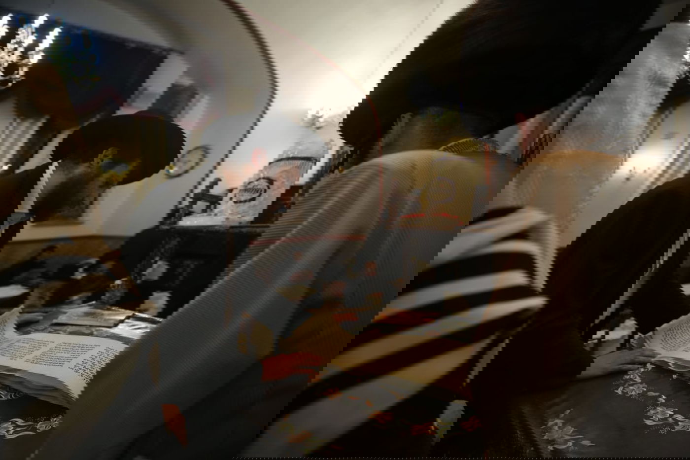 תיעוד: קריאת המגילה בשכונת מאה שערים