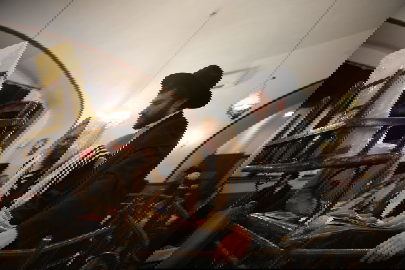 תיעוד: קריאת המגילה בשכונת מאה שערים