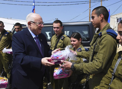 הנשיא ריבלין חילק משלוחי מנות לחיילים