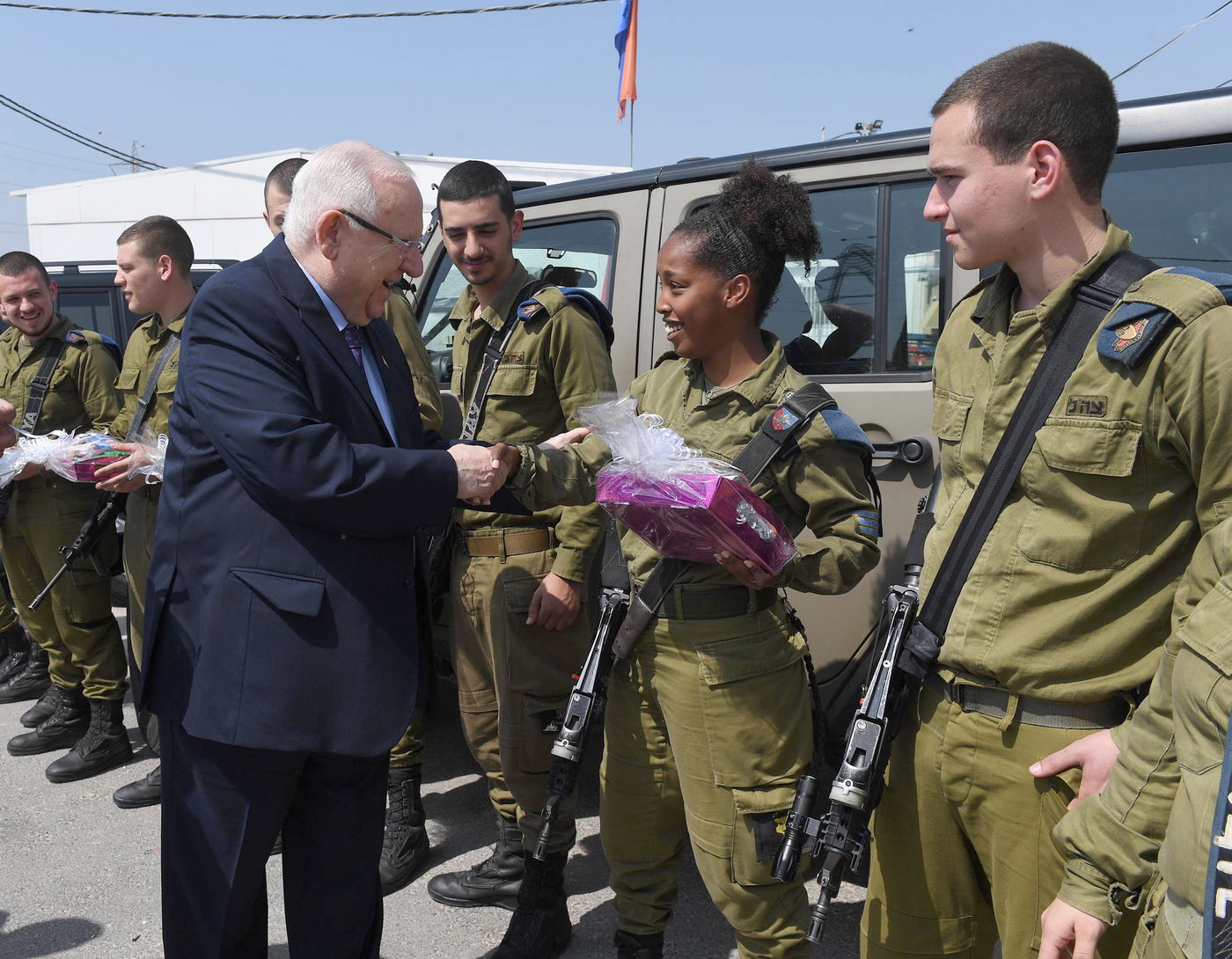 הנשיא ריבלין חילק משלוחי מנות לחיילים