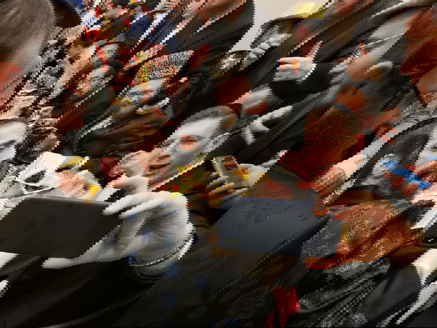 מוטי שטיינמץ ריגש בבית מנכ"ל "המבשר"