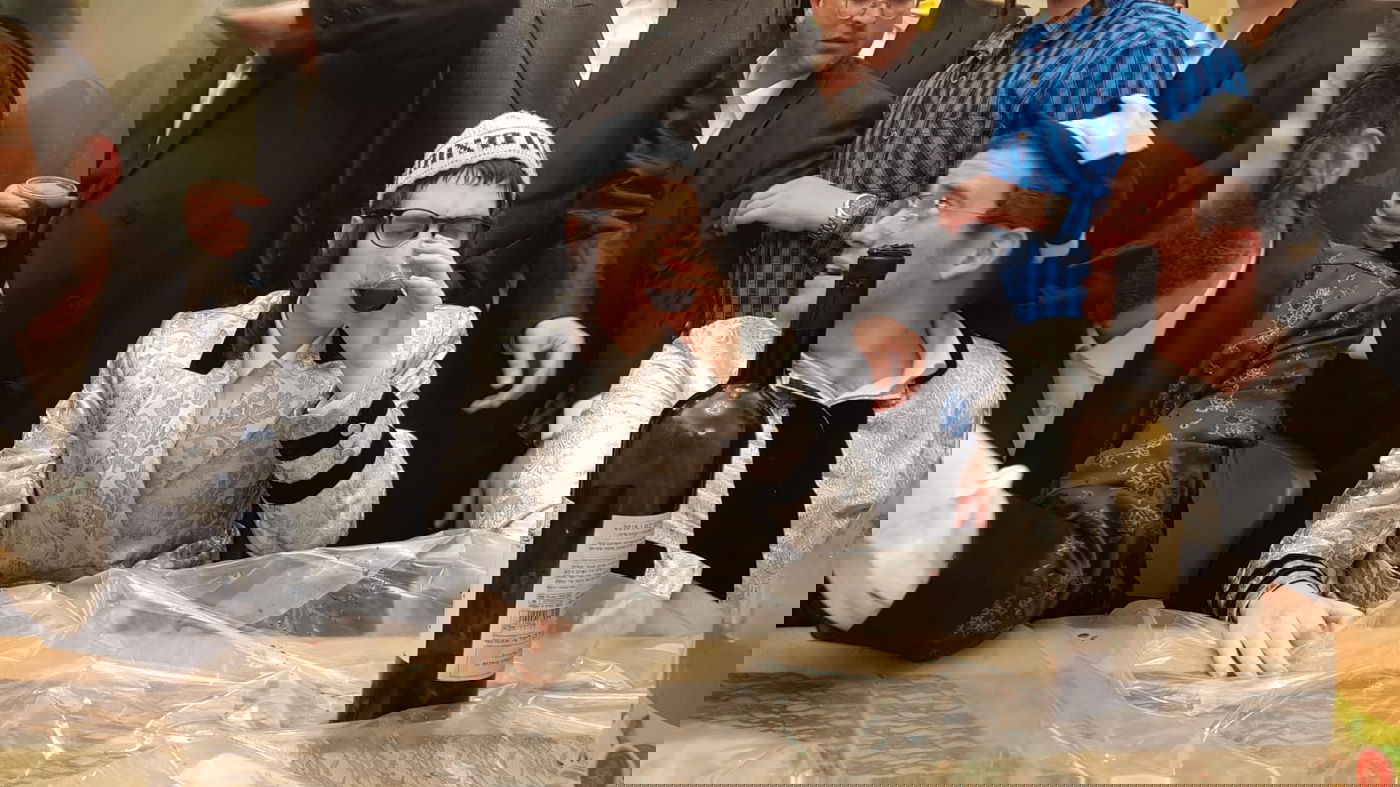 מוטי שטיינמץ ריגש בבית מנכ"ל "המבשר"