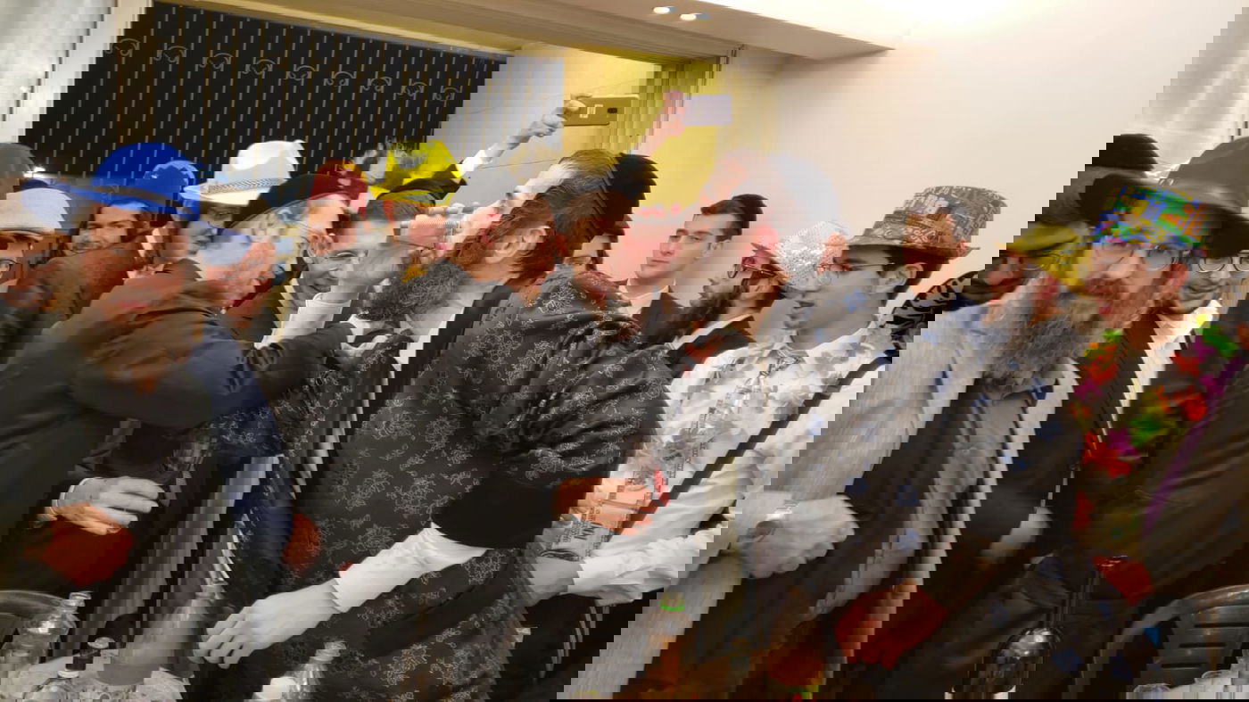 מוטי שטיינמץ ריגש בבית מנכ"ל "המבשר"