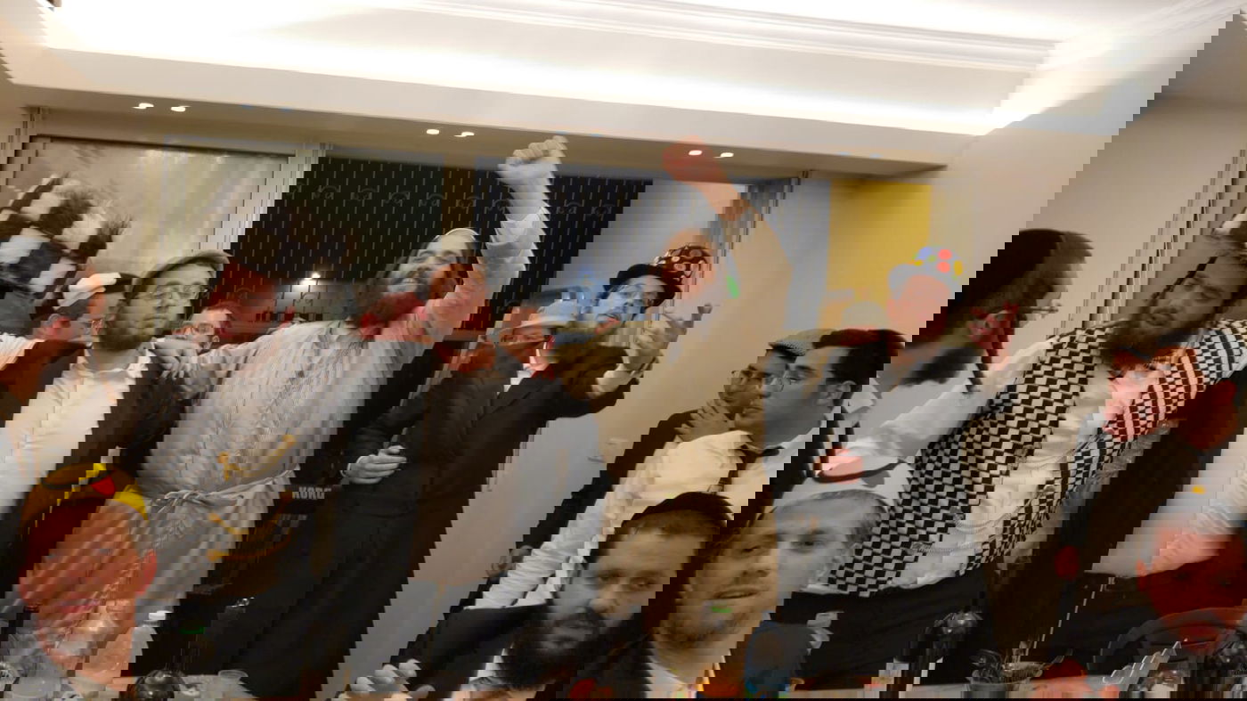 מוטי שטיינמץ ריגש בבית מנכ"ל "המבשר"