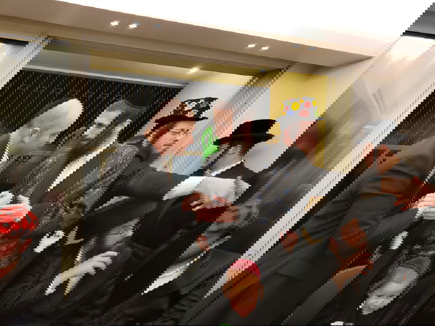 מוטי שטיינמץ ריגש בבית מנכ"ל "המבשר"