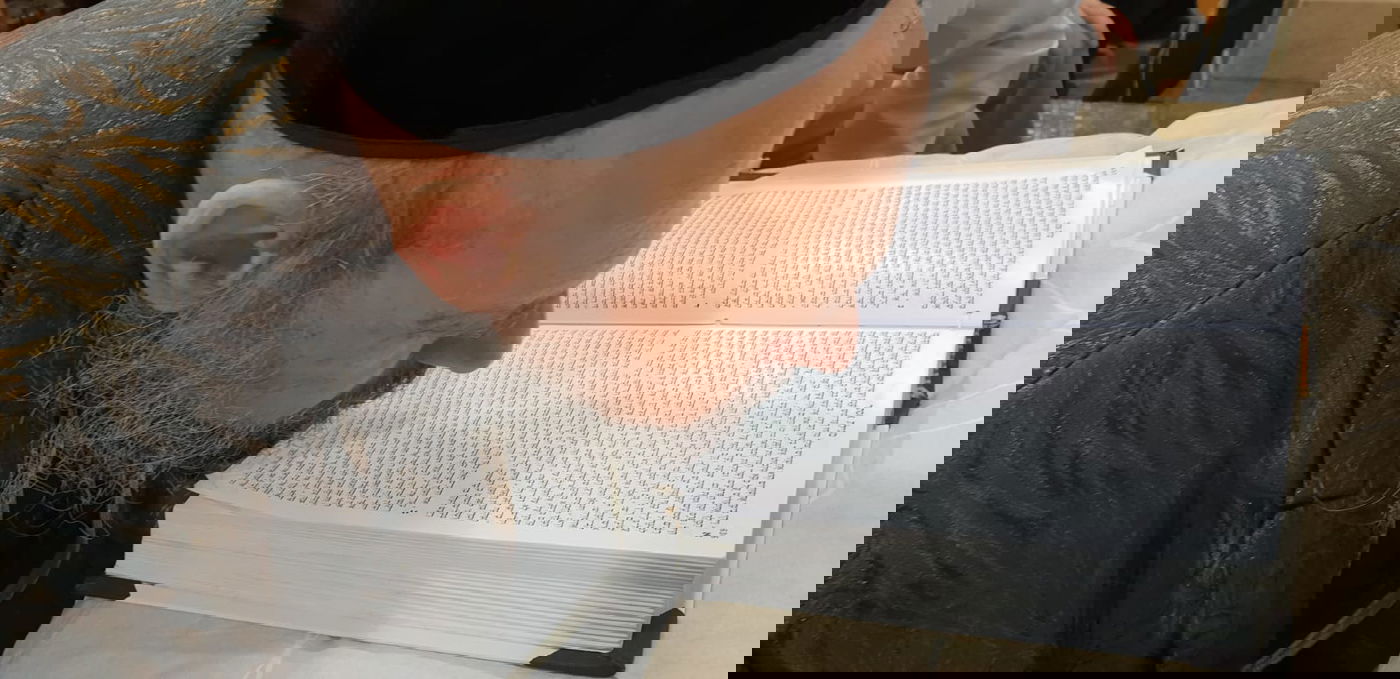 צפו: המקובל הגר"ד קוק בקריאת המגילה בתל אביב