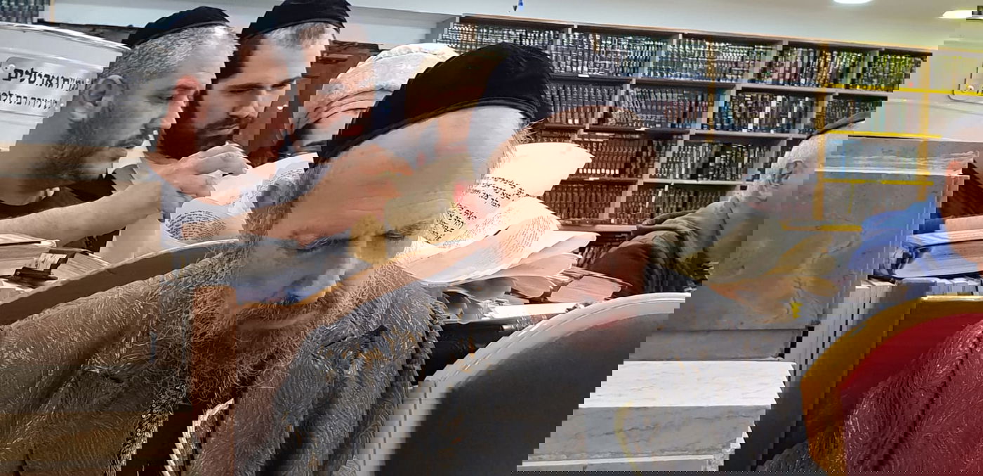 צפו: המקובל הגר"ד קוק בקריאת המגילה בתל אביב