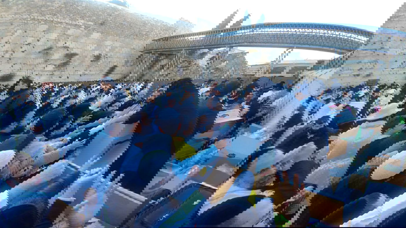 1,500 משלוחי מנות חולקו בכותל המערבי