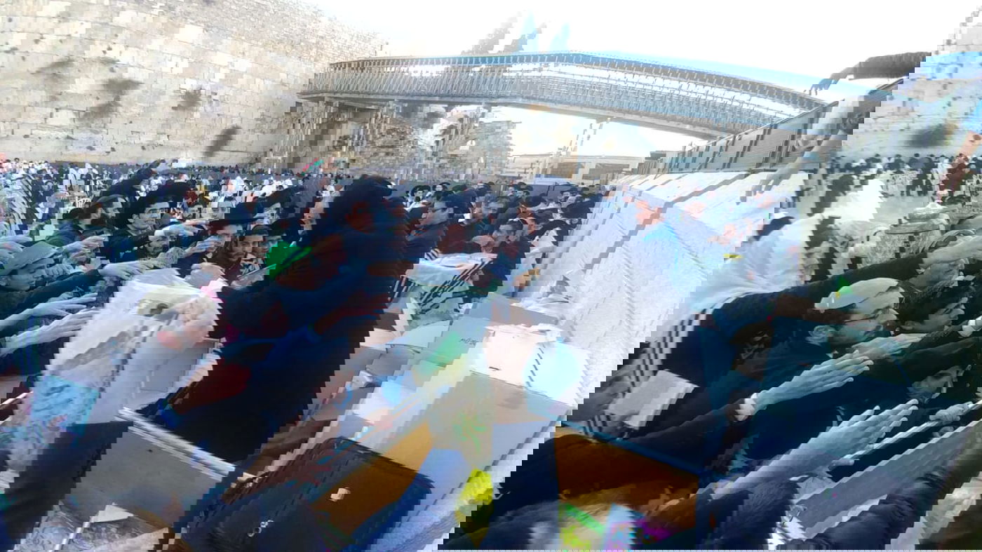 1,500 משלוחי מנות חולקו בכותל המערבי