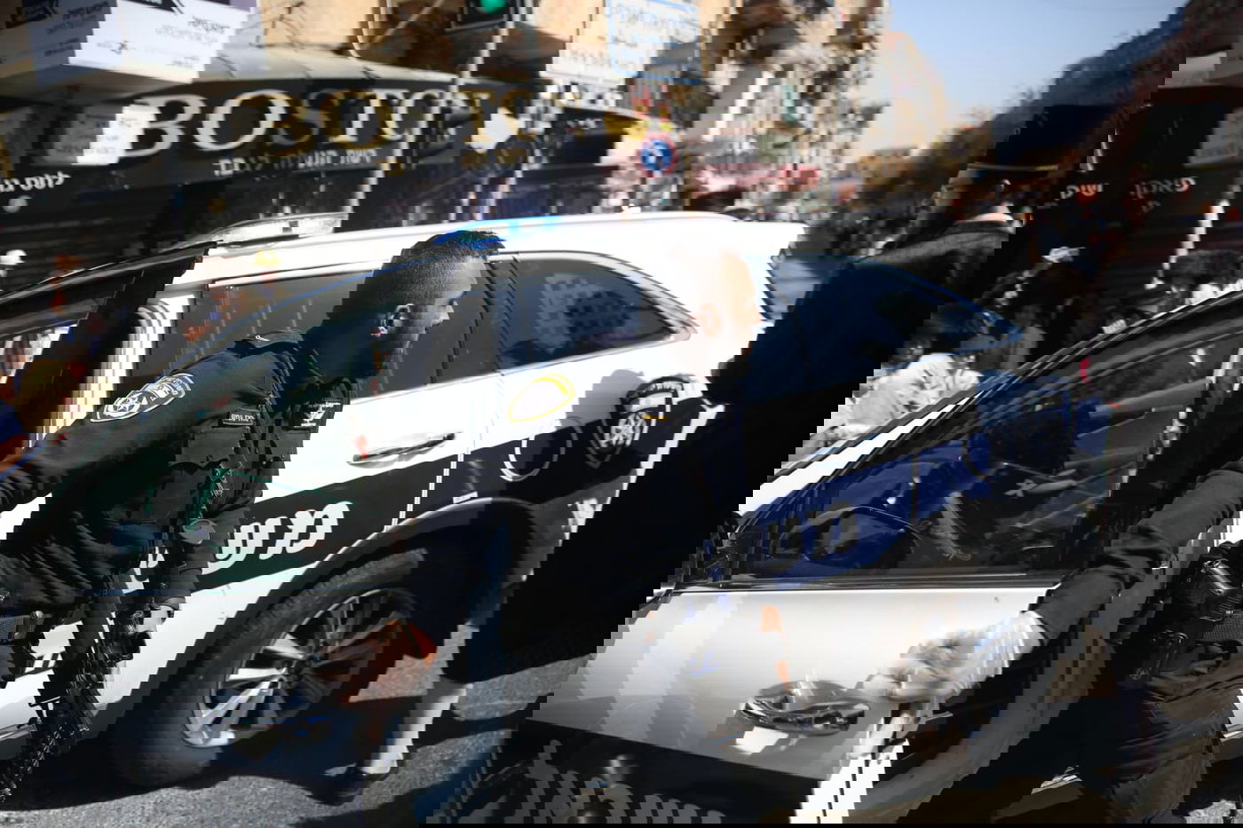 הקיצוניים תלו בובת חייל בכיכר השבת; המשטרה הורידה