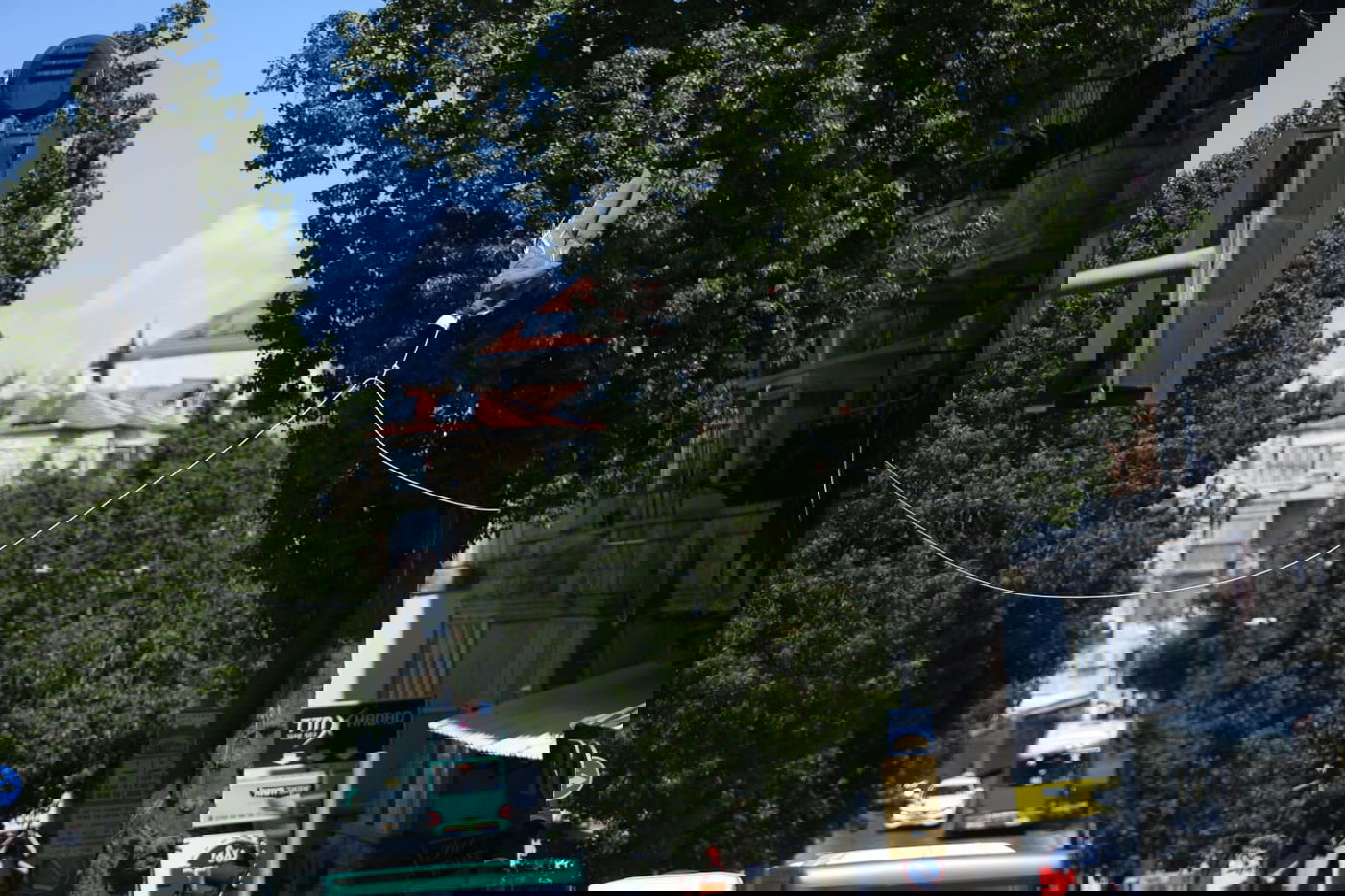 הקיצוניים תלו בובת חייל בכיכר השבת; המשטרה הורידה