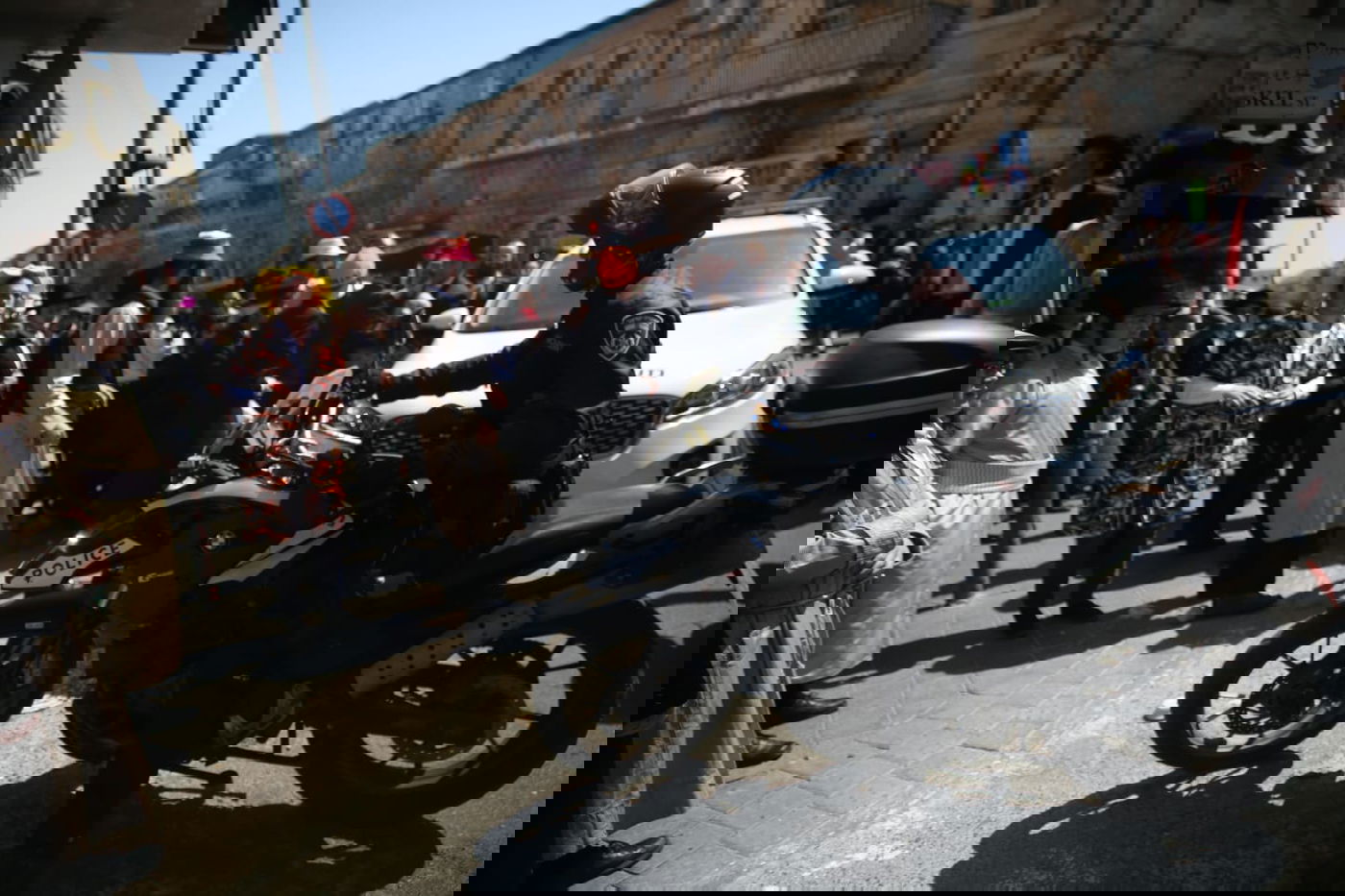 הקיצוניים תלו בובת חייל בכיכר השבת; המשטרה הורידה