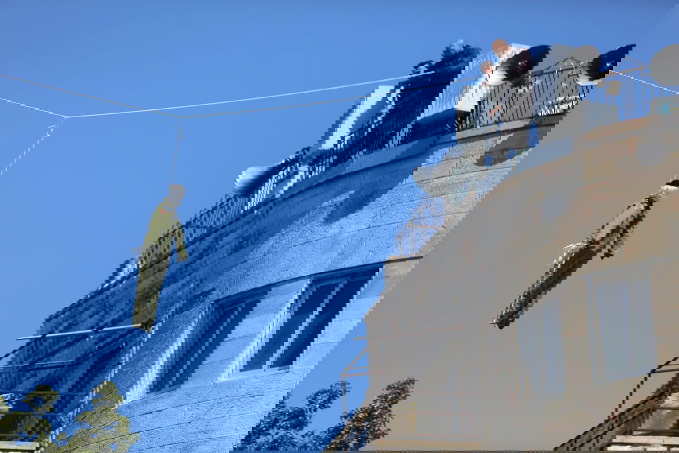 הקיצוניים תלו בובת חייל בכיכר השבת; המשטרה הורידה