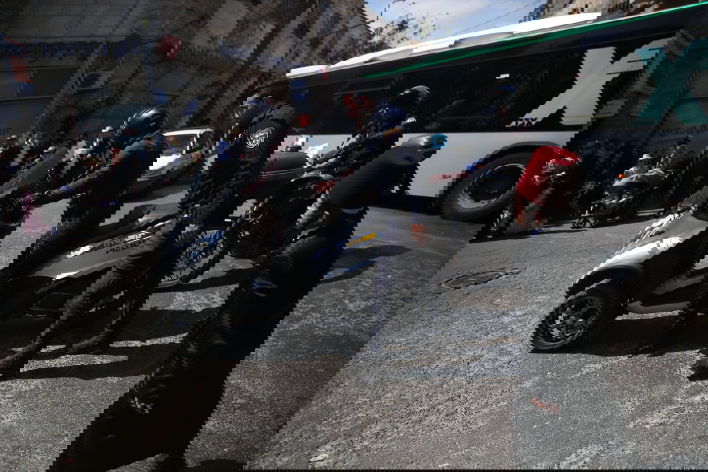 הקיצוניים תלו בובת חייל בכיכר השבת; המשטרה הורידה