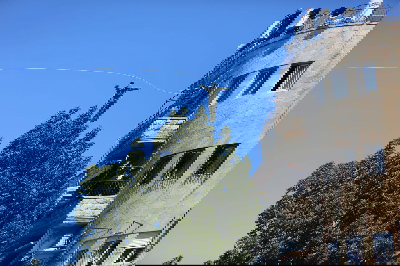 הקיצוניים תלו בובת חייל בכיכר השבת; המשטרה הורידה