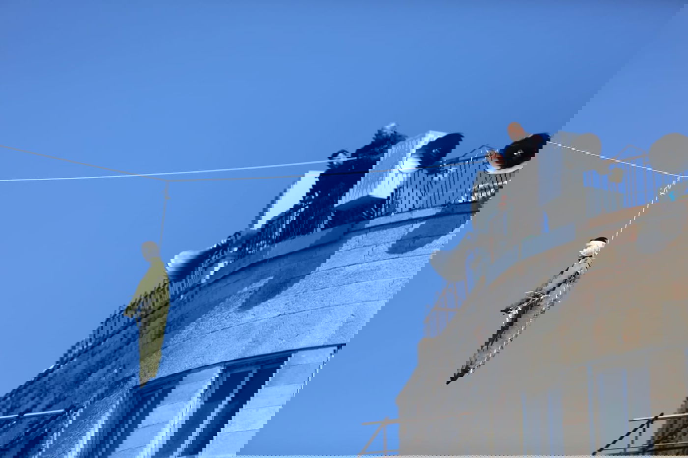 הקיצוניים תלו בובת חייל בכיכר השבת; המשטרה הורידה