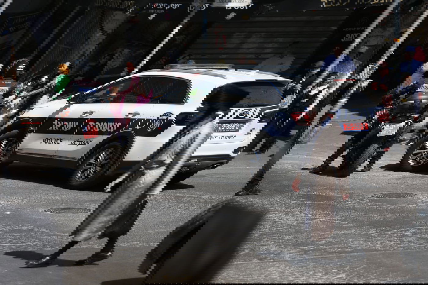 הקיצוניים תלו בובת חייל בכיכר השבת; המשטרה הורידה