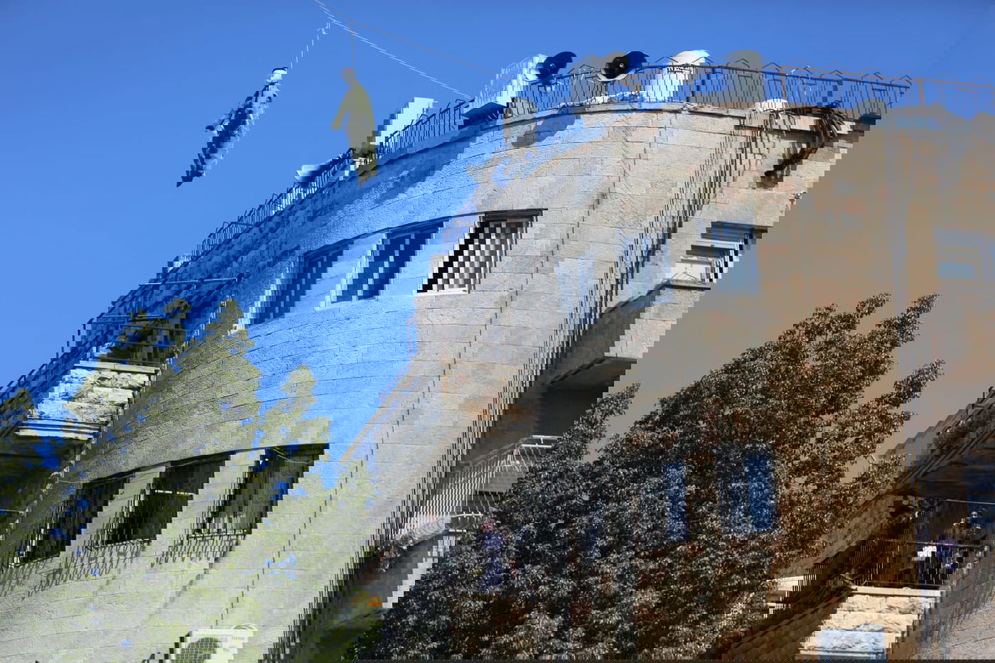 הקיצוניים תלו בובת חייל בכיכר השבת; המשטרה הורידה